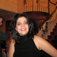 Headshot of alumni member Cindy Viadella